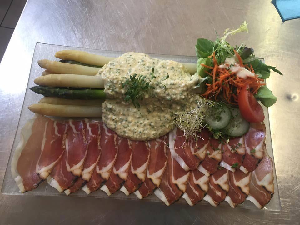 1Les Asperges à la wellinois et son jambon